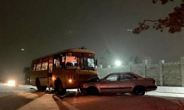 Столкнулись школьный автобус и иномарка