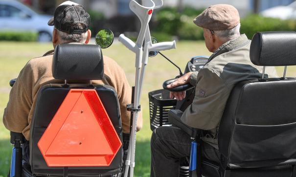 пожилые мужчины в инвалидных креслах