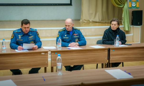 Глава МЧС Александр Куренков проверил места размещения пострадавших в Нижневартовске