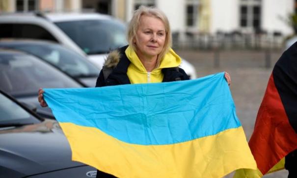 Женщина с флагом Украины