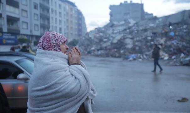 женщина на месте землетрясения в турции