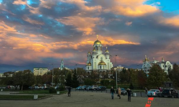 Сквер у Храма-на-крови в Екатеринбурге