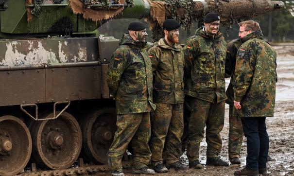 Министр обороны Германии (справа) на фоне танка Leopard 2
