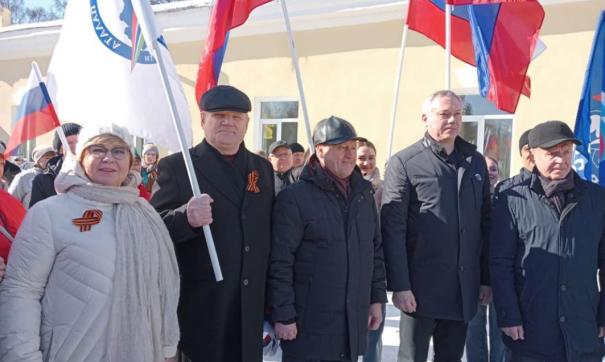 Со сцены звучали песни и концертные номера