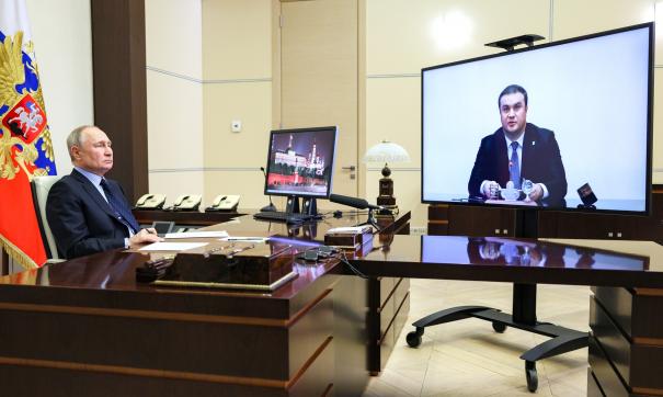 Хоценко является выпускником четвертого потока в так называемой «школе губернаторов»