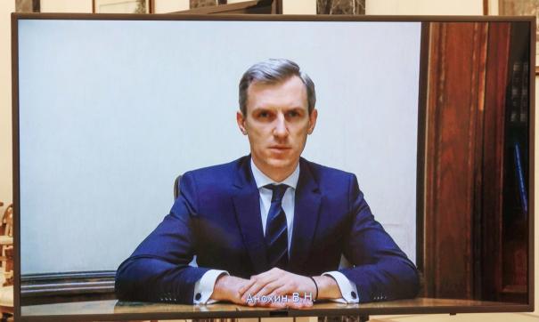 Врио губернатора Смоленкой области Василий Анохин говорит с Владимиром Путиным по видеосвязи