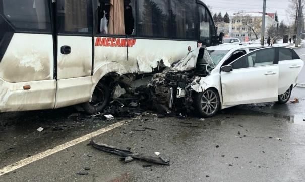 Столкновение автобуса с надписью ПАССАЖИР и легкового автомобиля, машины с повреждениями на дороге в городе зимой