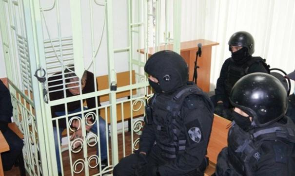 Убийца студенток в Гае Александр Лазарев в суде в клетке, рядом силовики в форме