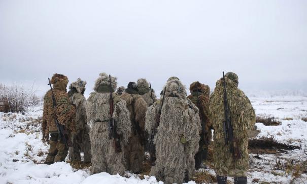 Военнослужащие уничтожают вражеские расчеты