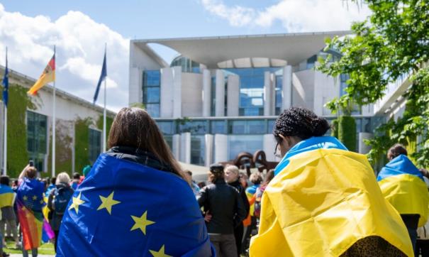 Флаги Евросоюза и Украины