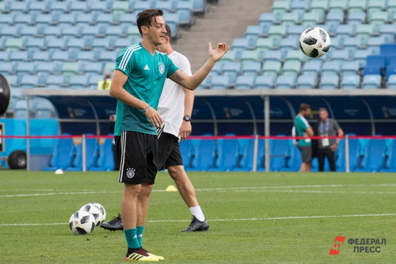 Месут Озил ушел из сборной Германии после критики за фото с Эрдоганом