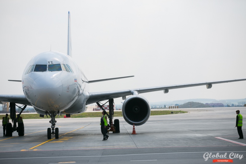 Пассажиры самолета ожидают вылет в аэропорту