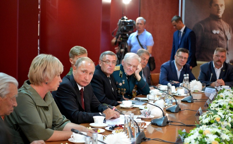 Путин встретился с поисковиками и ветеранами Курска