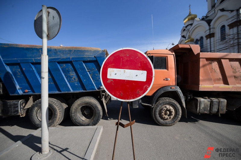 две машины и знак