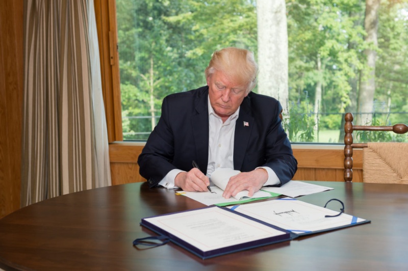 Трамп подписал указ о санкциях за вмешательство в американские выборы
