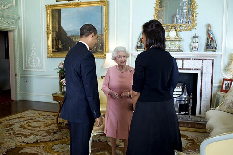Mirror: Елизавета II приветствует подданных искусственной рукой
