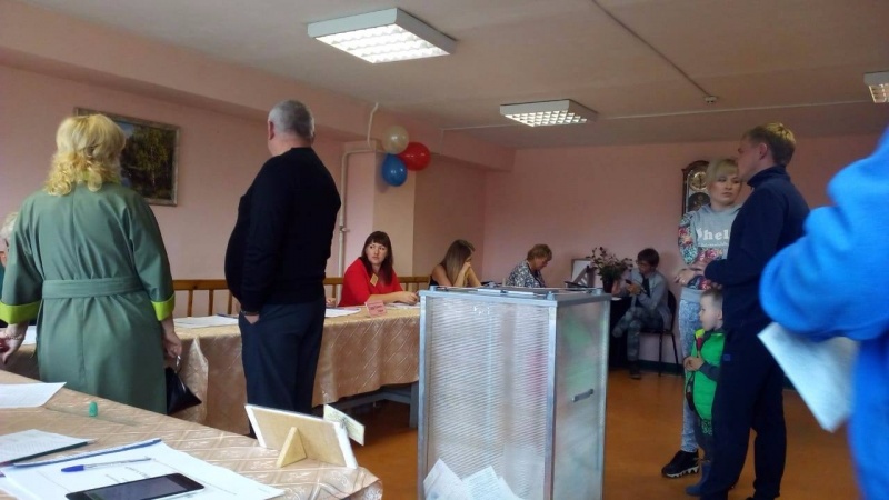 Голосование за депутатов в ЗС Приангарья на одном из УИК в Шелехово