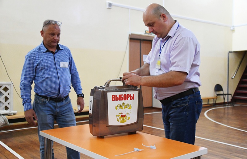 Члены УИК вскрывают избирательную урну перед подсчетом голосов