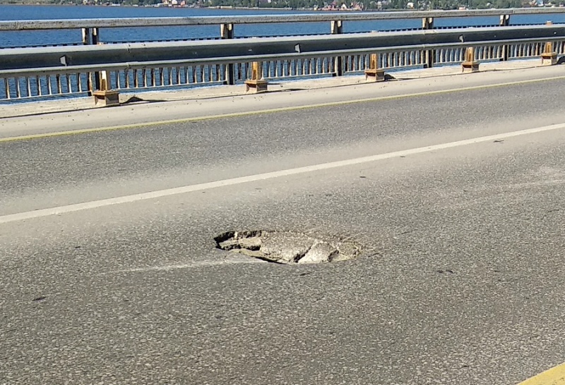 На мосту был обнаружен дефект – сквозная дыра