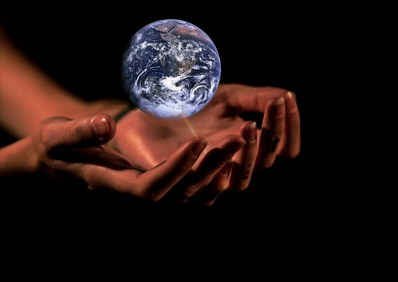 руки держат Землю