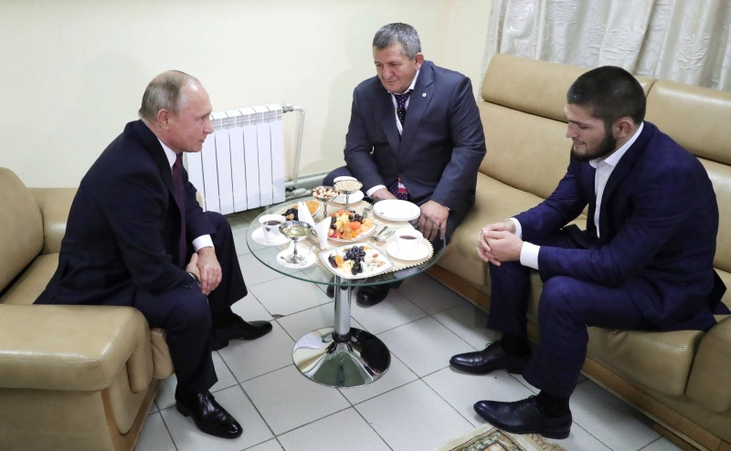 Путин попросил отца Нурмагомедова строго не наказывать сына за драку после боя с Макгрегором