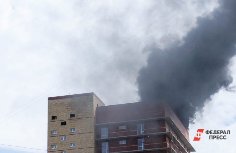 Более 100 человек эвакуировано из горящего дома в Екатеринбурге