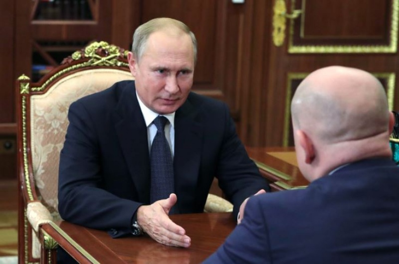 Президент РФ Владимир Путин и Михаил Развожаев (справа).