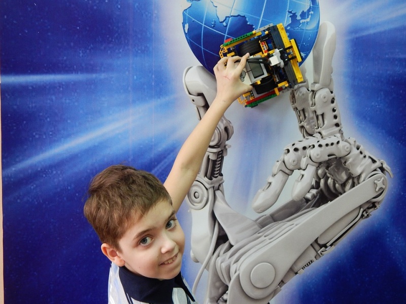 ребенок и робот