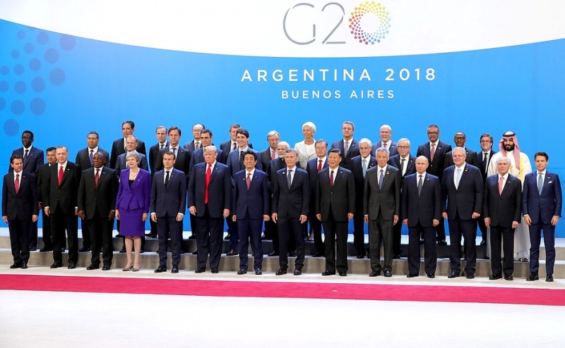 Трамп не пожал руку Путину на саммите G20. Зато ему дал пять саудовский принц