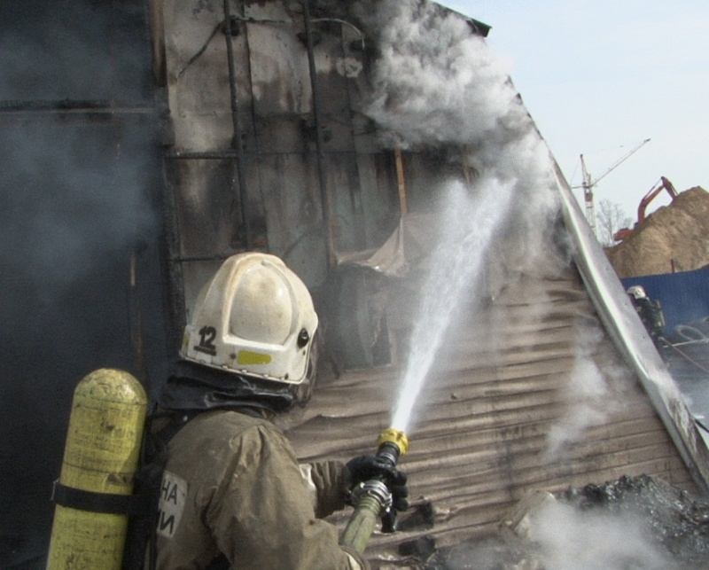 Пожар на складе в Москве унес жизни двух человек