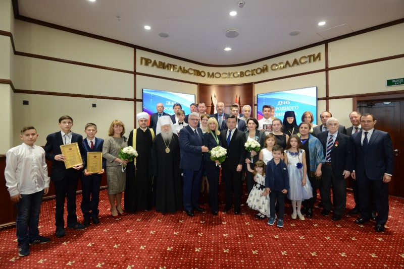 Губернатор Подмосковья вручил награды на торжестве в честь Дня народного единства