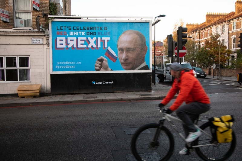 В Лондоне появились плакаты с Путиным и призывом «праздновать Bяexit»