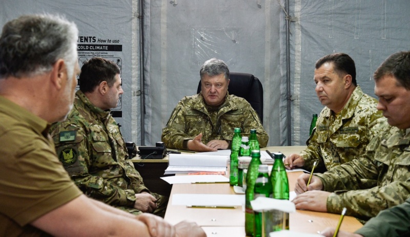 Порошенко одобрил введение на Украине военного положения