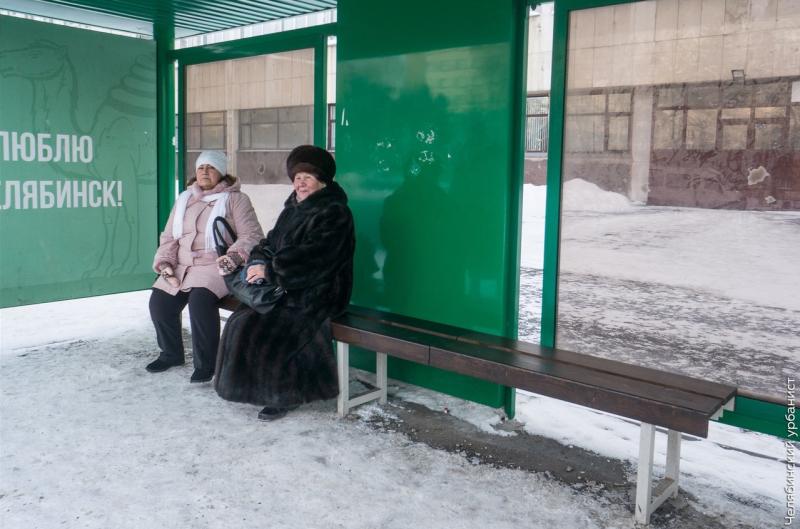 В Челябинске обшили деревом скамейки остановочных комплексов