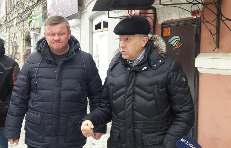 Михаил Исаев и Валерий Радаев периодически проверяют уборку снега