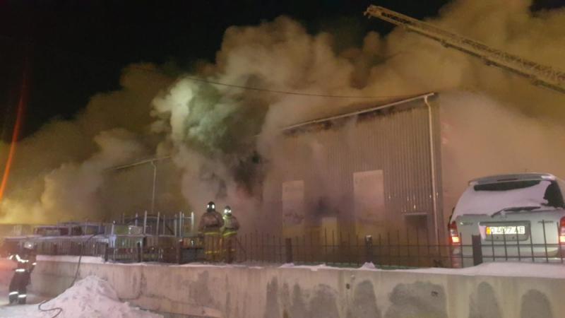 Пожарные ликвидировали возгорание ангара в Екатеринбурге