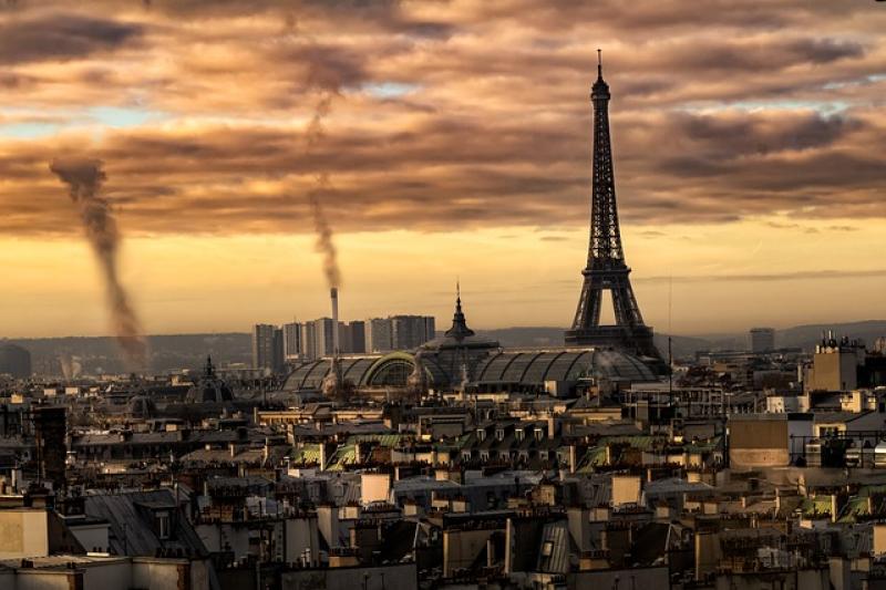 Премьер и глава МВД Франции прибыли на место взрыва в Париже