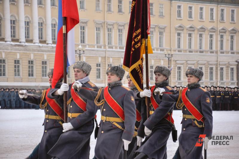 На Дворцовой площади Санкт-Петербурга прошел военный парад