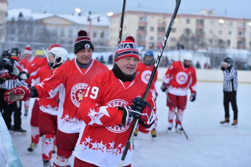 Воробьев сделал вбрасывание шайбы на товарищеском матче между командами «Легенды хоккея» и «К-21»