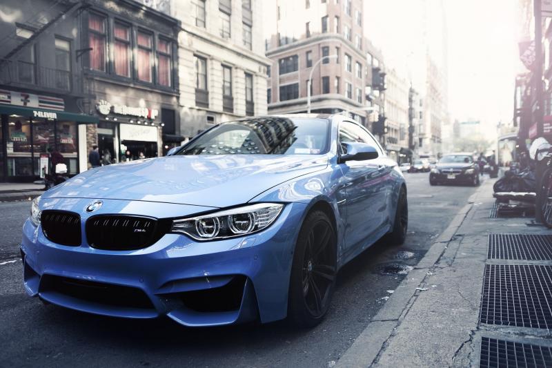 В тизере блогер едет по городу на синем спорткаре BMW