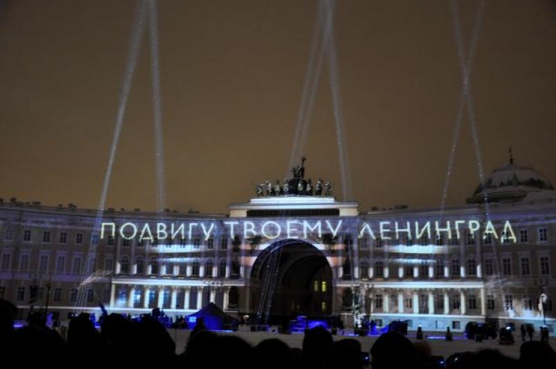 Тысячи людей пришли посмотреть на проект в память о защитниках Ленинграда