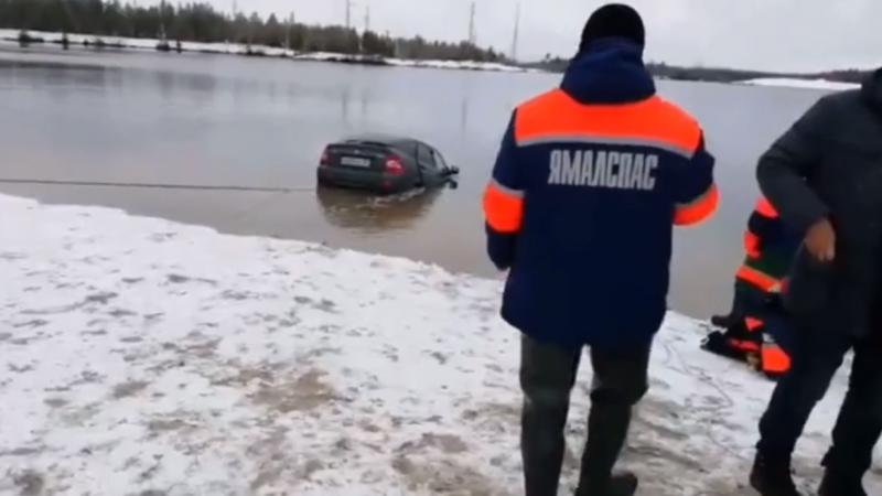 Спасатели достают машину из карьера