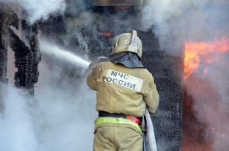 Спасатели долго не могли проникнуть в горящее жилое здание
