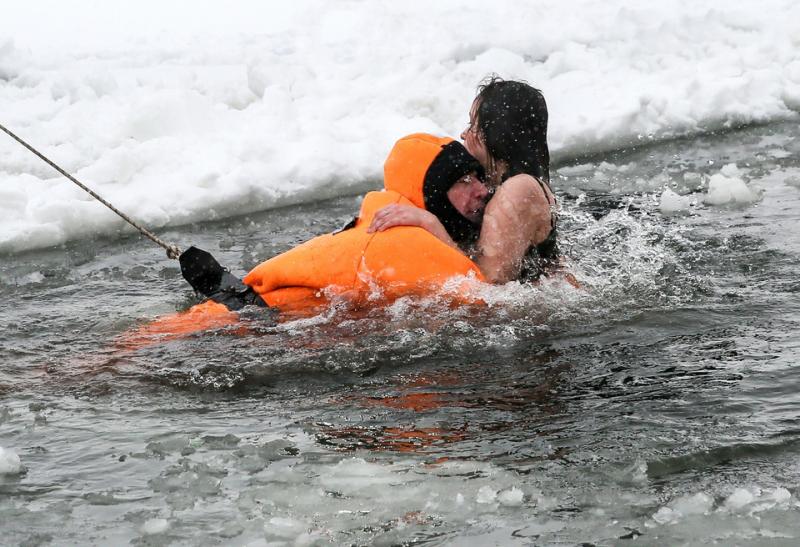 В Петербурге пара, пытаясь спасти собак, провалилась под лед