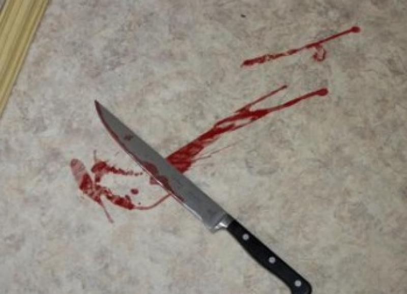 Экс-чиновницу и ее мужа изрезали кухонными ножами.