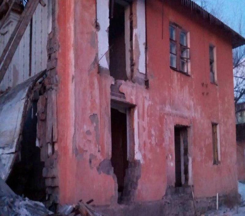 В Троицке рухнул дом, жителей которого планировали расселить в 2023 году