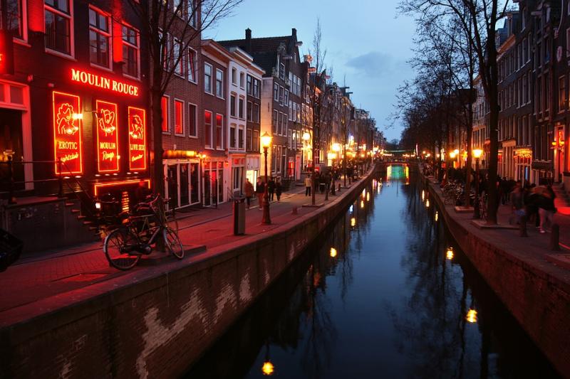 Квартал красных фонарей - старейший район Амстердама, где легализована проституция