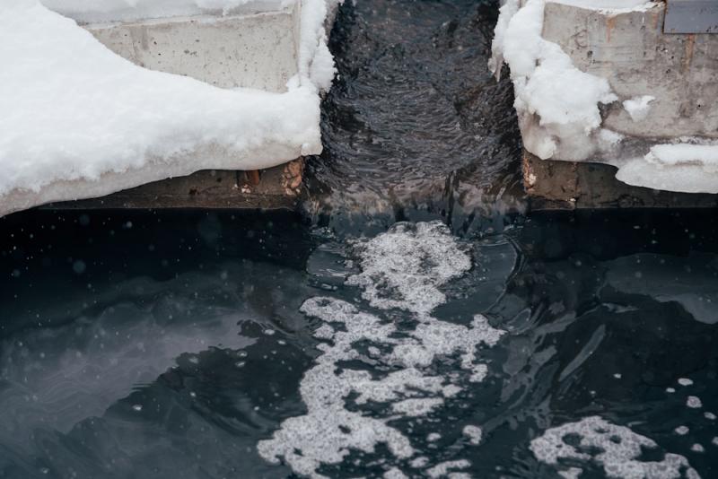 Сточные воды продолжают разливаться по улицам Якутии