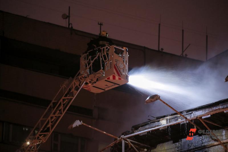МЧС: площадь пожара на заводе в Оренбуржье превысила 6 тысяч квадратов