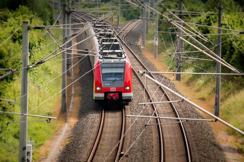 В Индии погибли шесть человек при сходе поезда с рельсов